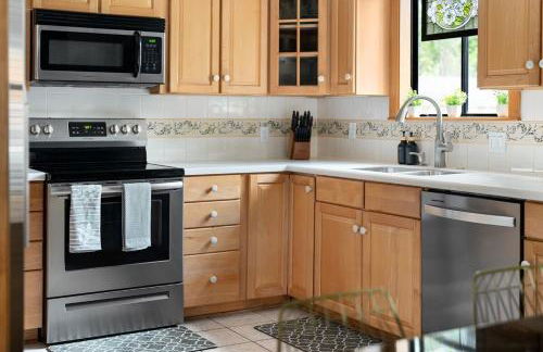 Serene Family Retreat King Beds Pool Hot Tub and Games - Photo 24