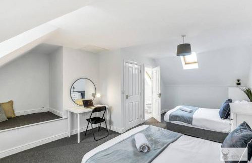 Modern 4-Bedroom Gem Family & Business Friendly - Foto 9