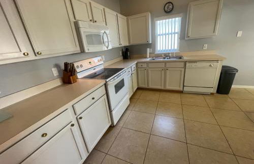 3 Bedroom Villa with Poolside Cinema and Games Room Close to theme Parks sleeps 6 - Photo 33