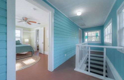 Serene Beachy Bungalow with Large Screened Porch! - Foto 15