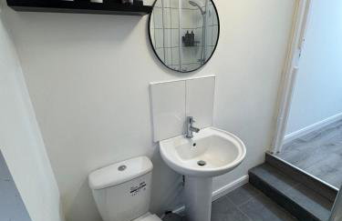 CityBuzz 4 Bedroom House in Nottingham Sleep 7 - Foto 15