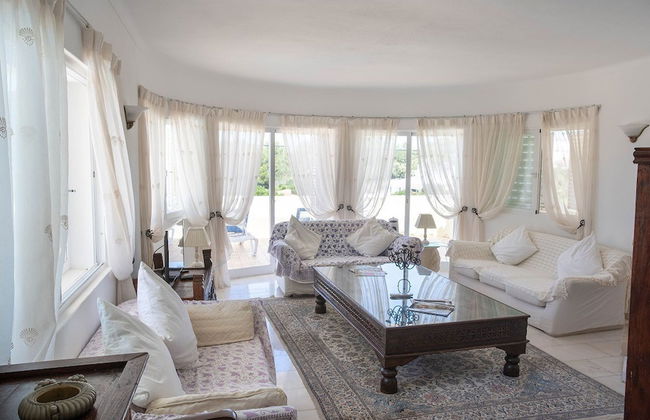 Silver Beautiful 4 Bedroom Vila Just Steps TO TH - Foto 2