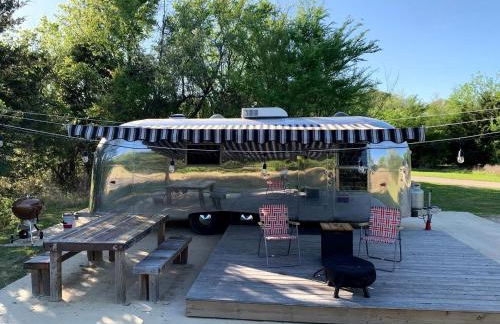 Restored Beautiful Airstream Fully Equipped with Incredible Outdoor Living in Texas - Foto 30