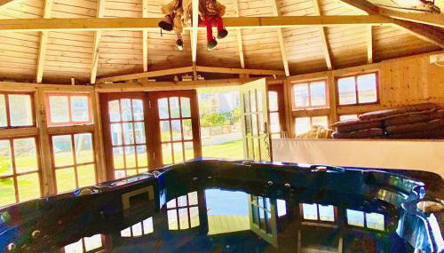 SIMPLY the BEST, 4 Min walk to Beach, Pubs, Restaurants, Shops, FAB Htd Pool, HOT Hottub, Games room, 1 acre Garden, BBQ's, Beautiful, Bassets acre, Free Parking and WIFI - Foto 2