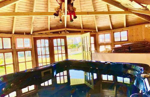 Simply the best ! 4 min walk to Beach, Pubs, Restaurants, Shops, Htd Pool, Hottub, Games rm, 1 acre Garden, BBQ's Coast to Coast cycle path, Beautiful, Bassets acre, Only six 1-3 bedroom SUPERB apartments, Free Parking and WIFI - Foto 3