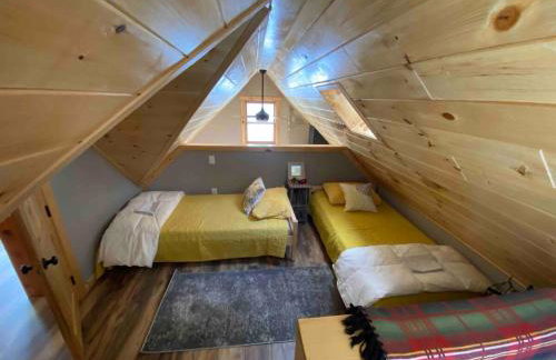 Cabin in the woods with fire pit and porch - Foto 36