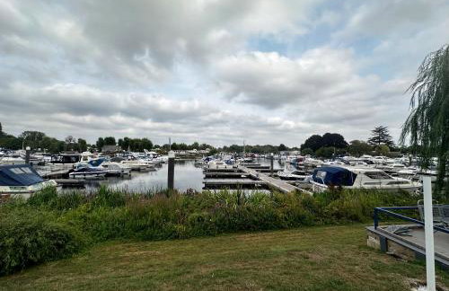 BrightOwl Waterside Narrowboat Cottage Experience - Foto 13