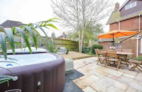 The Lymington Hub Slps 13 hot tub/chef/spa - Photo 18