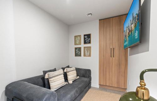 Downtown Condo with Den and Pool Access - Foto 35