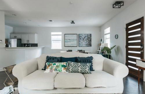 Modern 2-Story Cowboy Pool Home with King Beds Walk to 6th St & Rainey Street - Foto 8