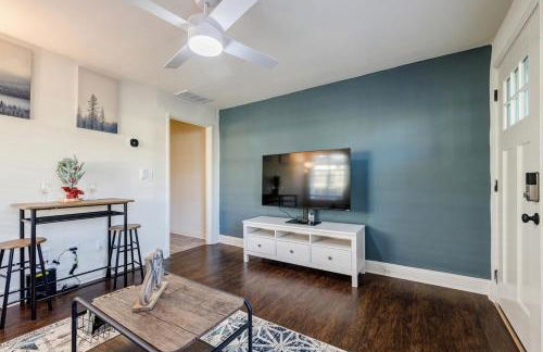 5 min Grant park with Fenced Yard Parking Pet Friendly - Photo 2