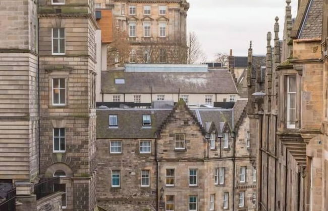 JOIVY Iconic Cockburn Street 4 Bedroom Apartment: Heart of Old Town - Foto 117