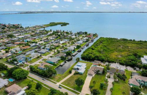 Waterfront Oasis with Private Heated Pool & Dock - Foto 40