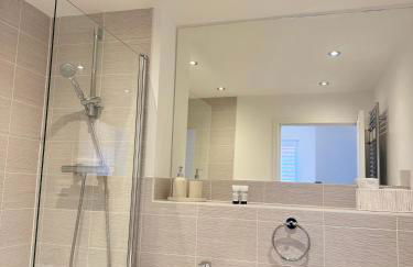 Parkside Luxury 3 bedroom home, 5 min to Ebbsfleet Station and has free Parking - Foto 26