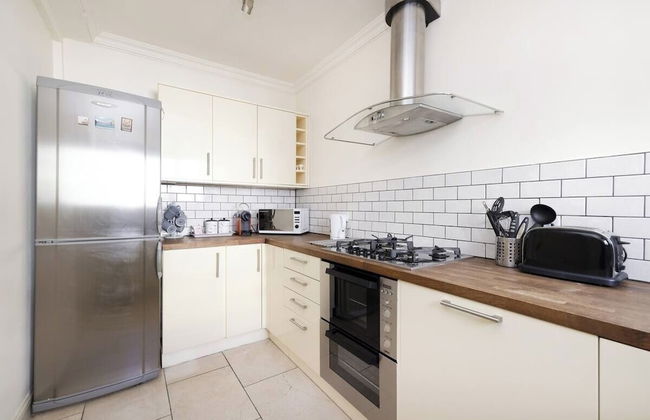 Cute House with Courtyard - Photo 9