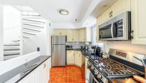 Modern 3BR Townhouse with Private Rooftop & Parking Minutes to NYC - Foto 4