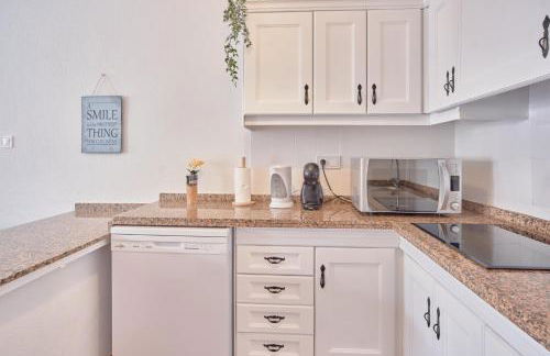 Sunny Coastal Retreat with Pool & Terrace - Foto 17