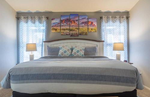 Cozy home with pool, fire table, BBQ, RV parking - Foto 19