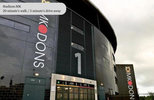 Elegant 2 Bedroom Apartment with Balcony - Near the High Street - Free Parking, Fast Wifi and Sky TV by Yoko Property - Foto 32