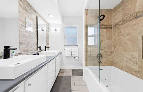 Luxe 4BR Waterfront w Htd Pool 5min to Beach - Foto 87