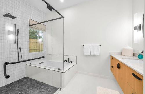 Spacious, Elegant 5 Bed, Best Pool, All New, Close to Beach and Atlantic Ave - Photo 8