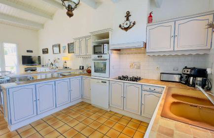 Villa de plain pied avec jardin paysager et piscine - Foto 10