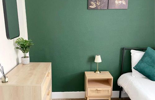 Business & Family Friendly 6 Bed Stay with Garden - Free Parking - Fast Wi-Fi and workspace - London & Essex Links - Photo 14