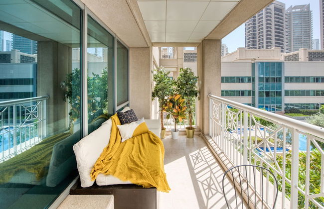 Maison Privee - Radiant Urban Retreat with Iconic Burj Khalifa Vws - Photo 15