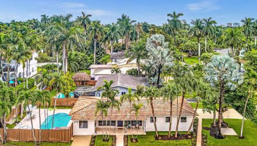 Tropical Oasis With heated pool 10 mins airport & 5 mins Beach - Foto 1, sunbed