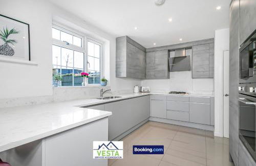 Three Bedroom House By Vesta Serviced Accommodation & Short Lets Borehamwood With Free WiFi & Free Parking - Foto 5