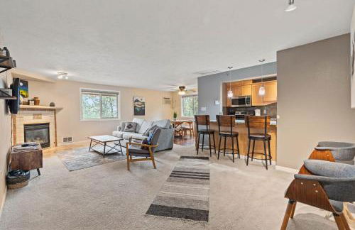 Modern Amenities Gas Fireplace Central Location - Foto 9