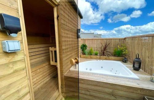 Shoreditch Cinema & Sauna retreat- 2BDR House with Garden & Games Room - Sleeps 6 - Photo 1