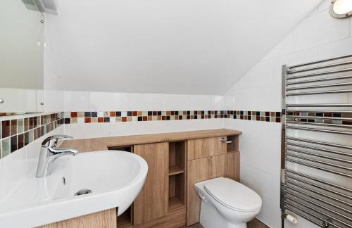 Luxury 4-Bed Family & Group Home-King or Twin Beds-Driveway, Garden-Near Gatwick - Foto 12