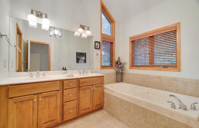 Elk Hollow by Avantstay Lakefront Chalet w/ Game Room & Fire Pit - Photo 40