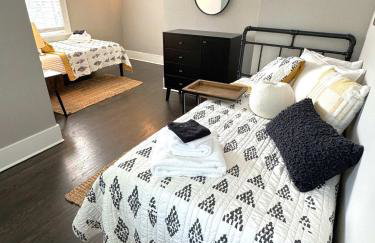 Walk Downtown & River Stylish Cozy Stay w Huge Porch - Foto 15