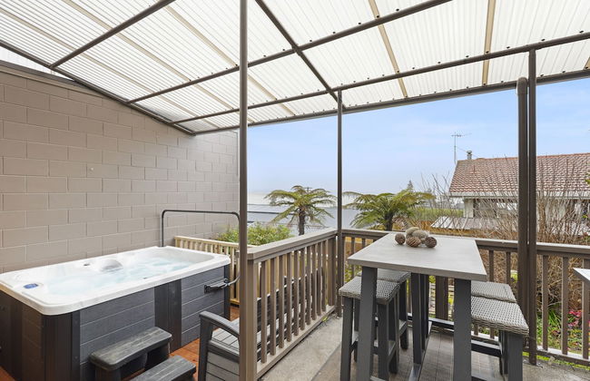 Lakeview Escape with spa - sauna - patio - Photo 28