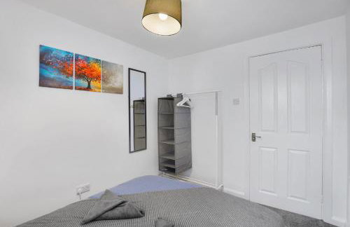 Spacious 4 Bedroom House with Parking - Foto 42