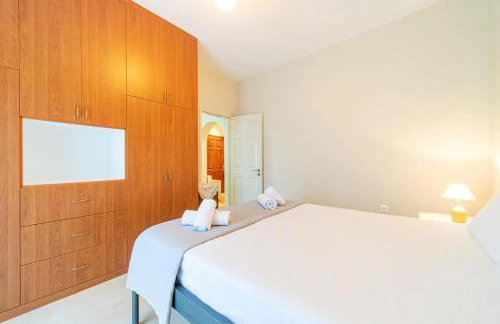 Kalemi House, Spacious 2BR Home with Garden near Ipsos and Dassia - Foto 11