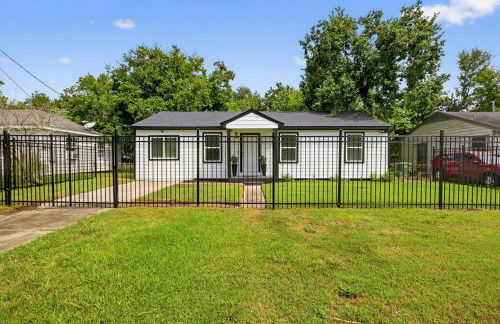 Stylish and Cozy 4BR Home in Houston, Sleeps 9 - Foto 1