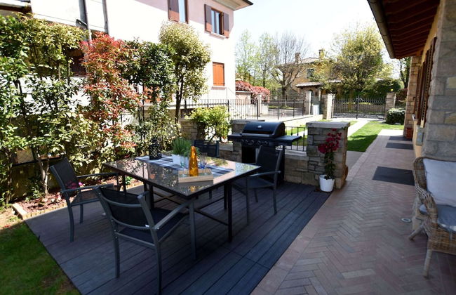 Luxurious Villa in Lombardy with Garden & Hot Tub - Photo 29