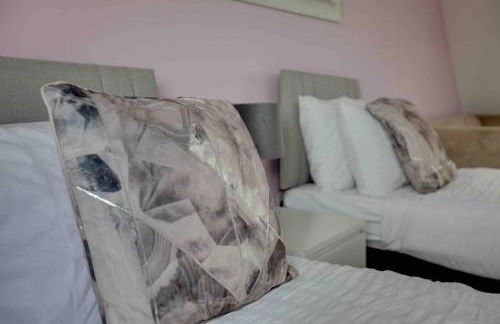 Elizabeth II Five Bedroom Spacious Home - Foto 18