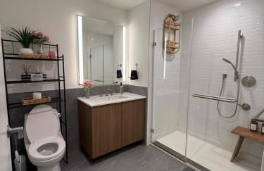 Luxury 1BR w Stunning Floor-to-Ceiling Water Views - Foto 12