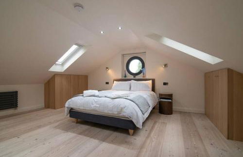 Luxury Coach house next to woodland in Knutsford - Photo 49