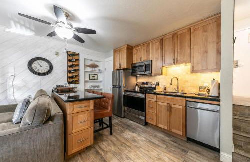 Partial Lake View Stunning Deluxe King Studio #125 at Donner Lake Village - Foto 8