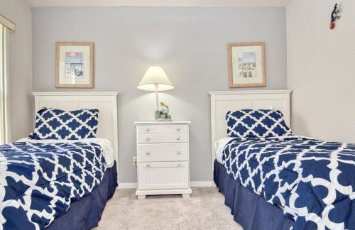 Sunny lake view villa with pool spa - close to attractions - Foto 16