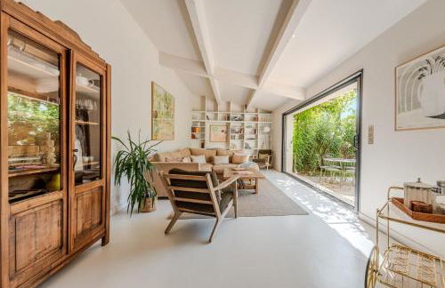 Gorgeous village home with heated pool, ideally located - Foto 11