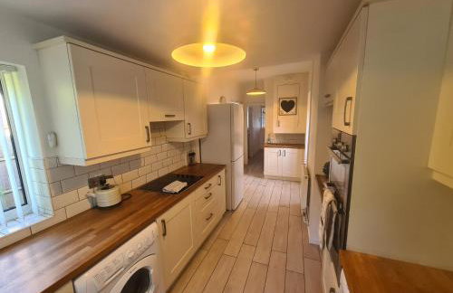 L & J Escapes - 8 Bedrooms suitable for Contractors and Families- Private parking available for 6 vehicles - Foto 24