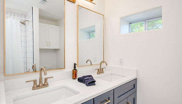 Modern 3 2 two Kings hot tub Fire pit 16min to Wine Trail Nearby Pickleball Courts Pools - Foto 3, Zimmer