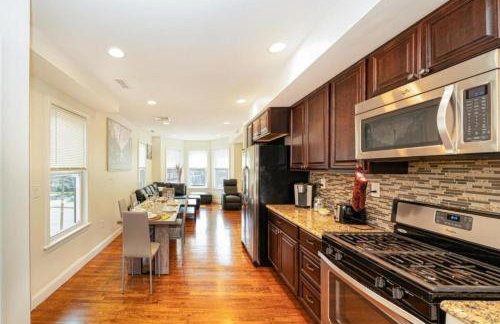 988 - 2 4BR Boston Cozy Getaway near Geneva Cliffs - Foto 5