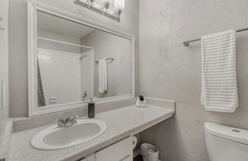 Relaxing King Suite Getaway - Sleeps 4 - Pool, Pkg - Foto 15